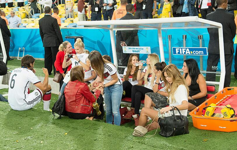 Die Frauen der DFB-Kicker nach dem Finalsieg bei der WM 2014.
