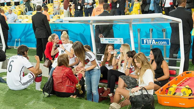 Die Frauen der DFB-Kicker nach dem Finalsieg bei der WM 2014. Die Frauen der DFB-Kicker nach dem Finalsieg bei der WM 2014.