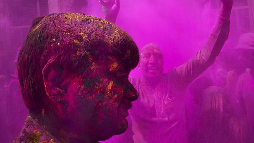 Mit Farbe beschmierte Männer nehmen am Gopinath Tempel in Vrindavan, 180 Kilometer südöstlich von Neu-Delhi, an den Feierlichkeiten teil.