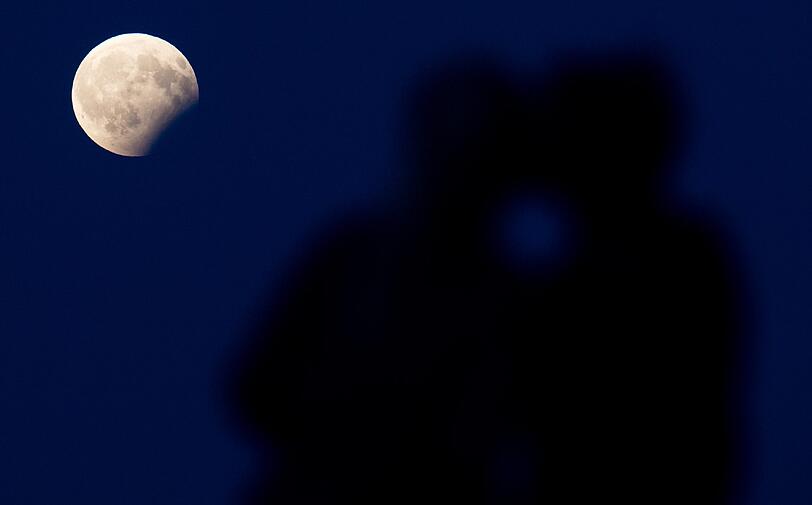 Weitere Bilder der partiellen Mondfinsternis aus Bayern und Europa.