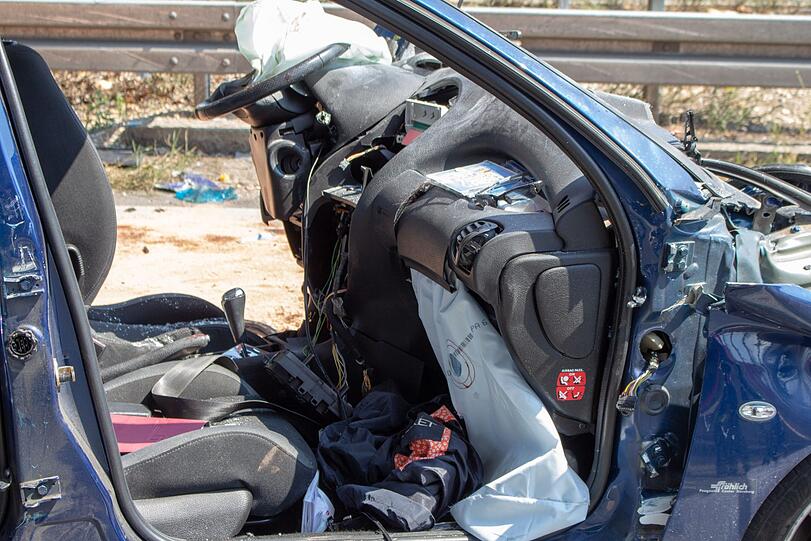 Der Pkw wurde komplett zerstört, sowohl die Fahrerin als auch der Fahrer erlitten schwere Verletzungen. Auch viele Insassen im Bus wurden verletzt. Die Bilder vom Unfallort auf der A73 bei Nürnberg.
