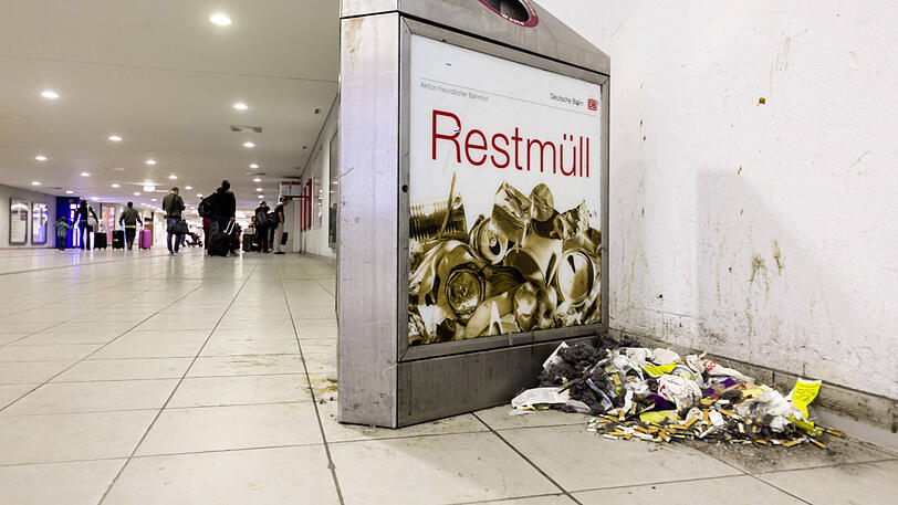 Müll an Bahnhöfen: Die Bayernpartei will wissen, wie gut gesäubert wird (Symbolbild).