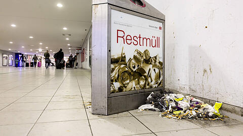 Müll an Bahnhöfen: Die Bayernpartei will wissen, wie gut gesäubert wird (Symbolbild).