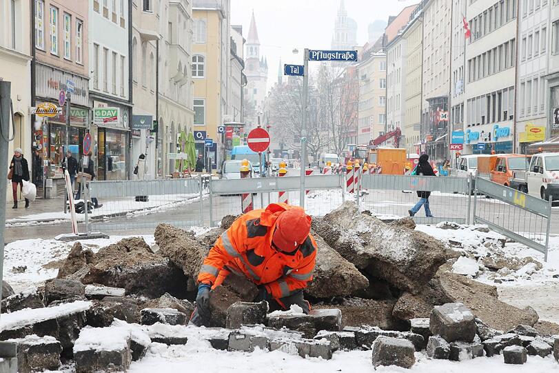 Tal: Das Tal ist derzeit quasi autofrei: Die Stadtwerke haben zwischen Spielzeugmuseum und Hochbrückenstraße die Straße aufgerissen, die Zufahrten zum Viktualienmarkt und Radlsteg sind dicht. Hier ist das Tal ein Tunnel: Bagger und Arbeiter graben seit Mitte März Schächte für neue Fernkälteleitungen. Das Ganze dauert bis Mitte Juni.
