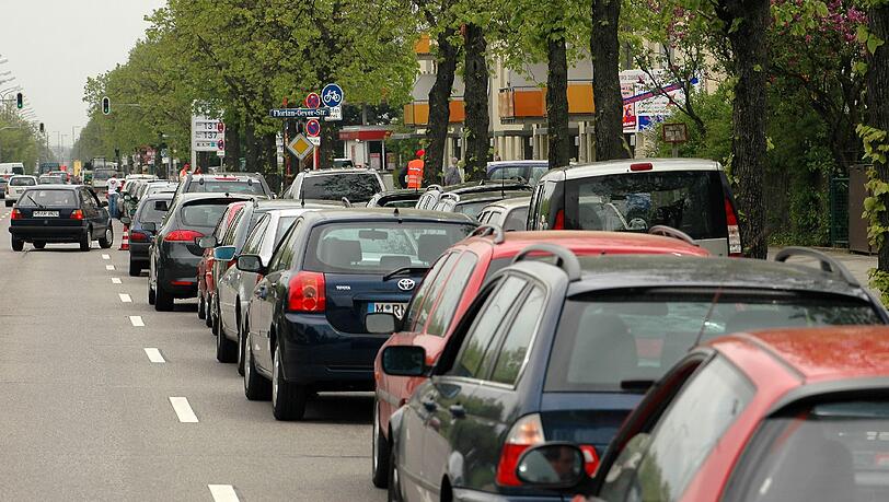 Wird der Verkehr auf der Fürstenrieder Straße durch die neue Tram entlastet? Die CSU-Fraktion im Stadtrat sieht das nicht so. Wird der Verkehr auf der Fürstenrieder Straße durch die neue Tram entlastet? Die CSU-Fraktion im Stadtrat sieht das nicht so.