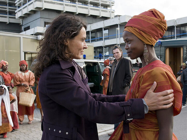 "Tatort": Tod einer Lehrerin": Lena Odenthal (U. Folkerts, li.) bemüht sich sehr um die junge Somalierin Eshe (C. Herbsthofer).