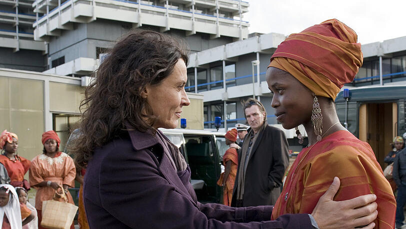 "Tatort": Tod einer Lehrerin": Lena Odenthal (U. Folkerts, li.) bemüht sich sehr um die junge Somalierin Eshe (C. Herbsthofer). "Tatort": Tod einer Lehrerin": Lena Odenthal (U. Folkerts, li.) bemüht sich sehr um die junge Somalierin Eshe (C. Herbsthofer).