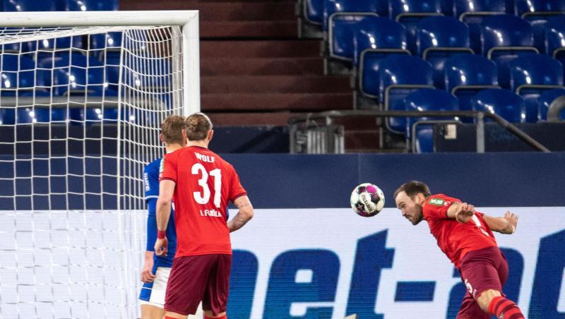 Der Kölner Rafael Czichos (r) trifft zur 1:0-Führung.