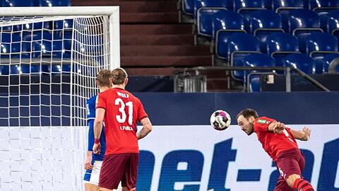 Der Kölner Rafael Czichos (r) trifft zur 1:0-Führung.