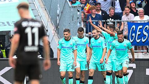 Paderborns Spieler feiern ein Tor gegen den FC St. Pauli und bleiben nach dem Remis in Hamburg Tabellenführer.
