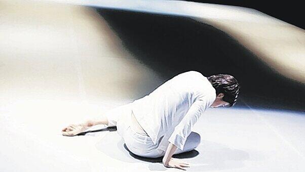 Live-Performance vor bewegtem Bild: Rosemary Butcher. Live-Performance vor bewegtem Bild: Rosemary Butcher.