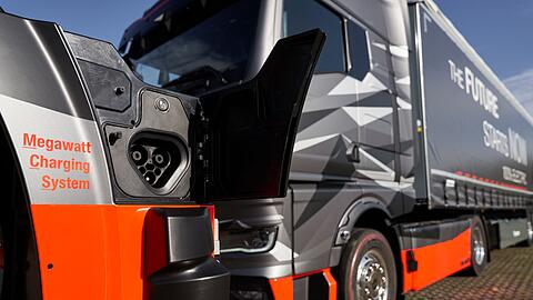 Ein MAN-Lkw an einer der neuen Schnellladesäulen.