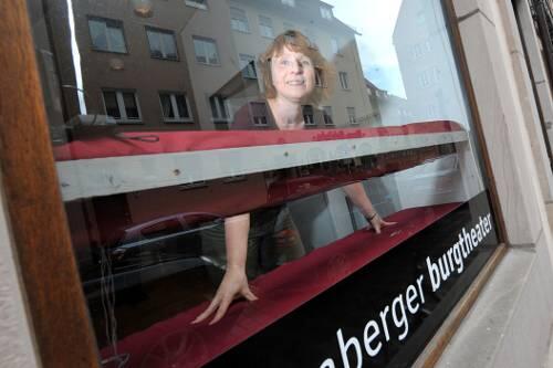 Übersichtliche Anlaufstation für eine unübersichtliche Kabarett-Szene: Organisatorin Ulrike Mendlik im Nürnberger Burgtheater.