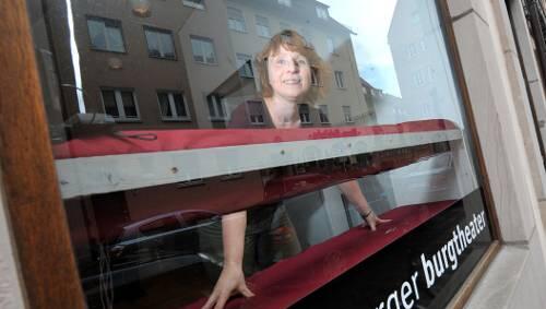Übersichtliche Anlaufstation für eine unübersichtliche Kabarett-Szene: Organisatorin Ulrike Mendlik im Nürnberger Burgtheater. Übersichtliche Anlaufstation für eine unübersichtliche Kabarett-Szene: Organisatorin Ulrike Mendlik im Nürnberger Burgtheater.