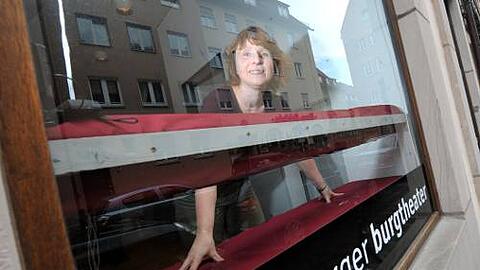 Übersichtliche Anlaufstation für eine unübersichtliche Kabarett-Szene: Organisatorin Ulrike Mendlik im Nürnberger Burgtheater.