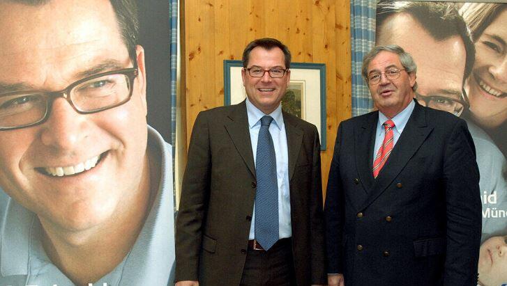 2008 im Wahlkampf mit CSU-OB-Kandidat Seppi Schmid (l.). Zwei Jahre davor hatte Podiuk Schmid den CSU-Fraktionsvorsitz übergeben. 2008 im Wahlkampf mit CSU-OB-Kandidat Seppi Schmid (l.). Zwei Jahre davor hatte Podiuk Schmid den CSU-Fraktionsvorsitz übergeben.