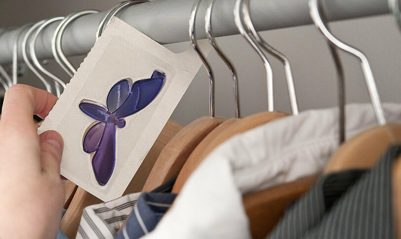 Aufhänger mit dem Duft von Lavendel, Walnussblättern oder Zedernholz beugt dem Mottenbefall im Kleiderschrank vor.