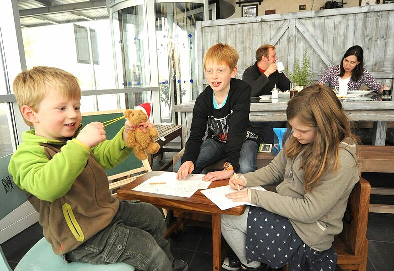 Für die Kleinen ist der Ausflug in "Tante Ju's Speisenwerkstatt" ein großer Spaß. Sie können etwa die Kinderkarte anmalen.