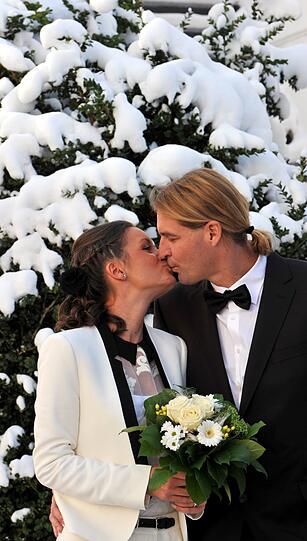 Veronica und Jens küssen sich am 12.12.2012 vor dem Standesamt an der Ruppertstraße in München. Zum letzten Schnapszahldatum des Jahrhunderts wurden in der Landeshauptstadt 76 Paare getraut. Doppelt so viele wie üblich.