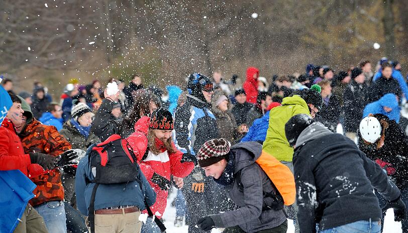 Wenn die Schneebälle fliegen: LMU vs TU im Englischen Garten.