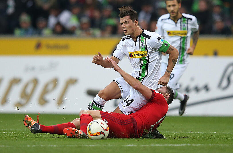 Granit Xhaka im Zweikampf mit Xhabi Alonso. Wird der Gladbacher Nachfolger des Spaniers beim FC Bayern München?