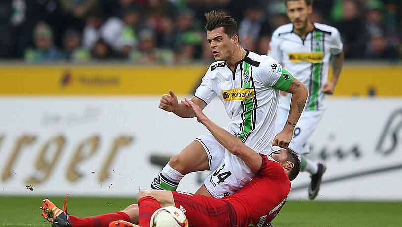 Granit Xhaka im Zweikampf mit Xhabi Alonso. Wird der Gladbacher Nachfolger des Spaniers beim FC Bayern München? Granit Xhaka im Zweikampf mit Xhabi Alonso. Wird der Gladbacher Nachfolger des Spaniers beim FC Bayern München?