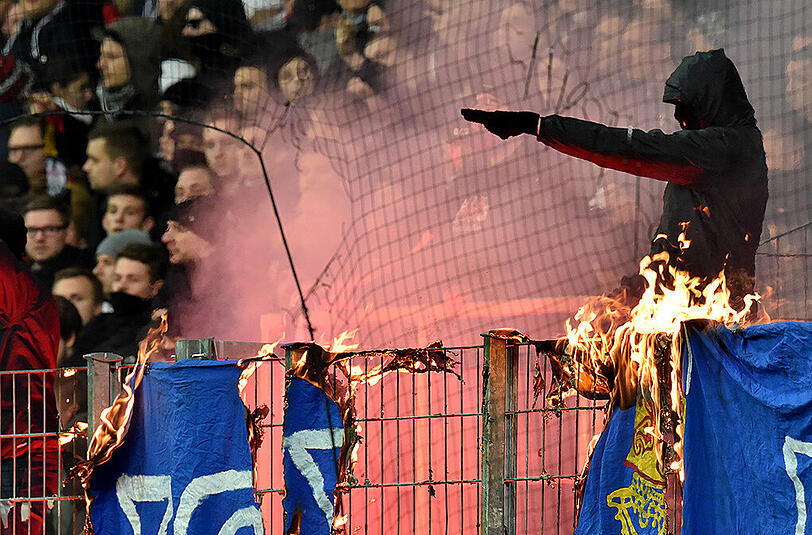 Das Hinspiel in Frankfurt: Randale im Eintracht-Block nach dem Abpfiff.