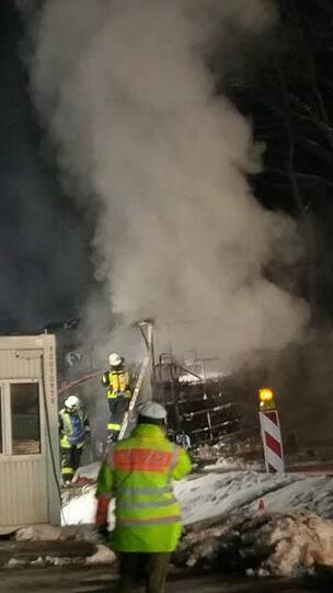 Am frühen Sonntagmorgen brannte ein Reisebus am Grenzübergang Walserberg komplett aus. Die Bilder vom Einsatz.
