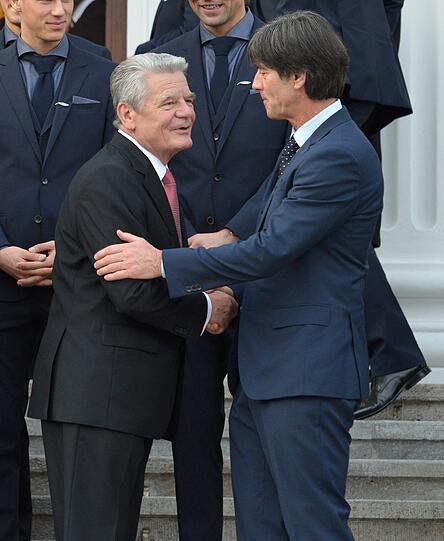Silbernes Lorbeerblatt: Löw mit Joachim Gauck.