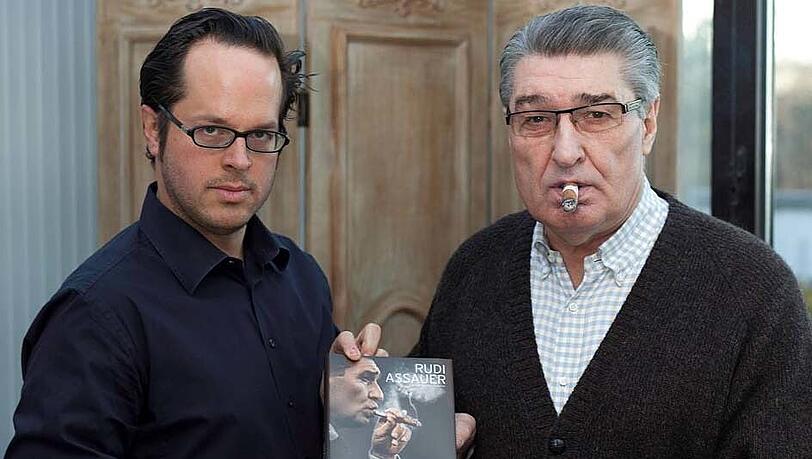 Rudi Assauer (r.) mit AZ-Reporter Patrick Strasser, Autor der Autobiografie "Wie ausgewechselt". Rudi Assauer (r.) mit AZ-Reporter Patrick Strasser, Autor der Autobiografie "Wie ausgewechselt".