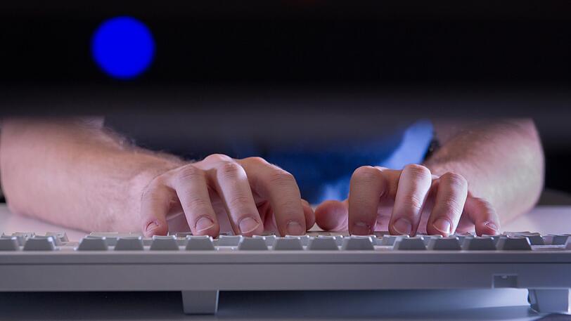 Ein 14-Jähriger hat über Twitter Falschnachrichten in Namen der Polizei Lohr verbreitet. (Symbolbild)