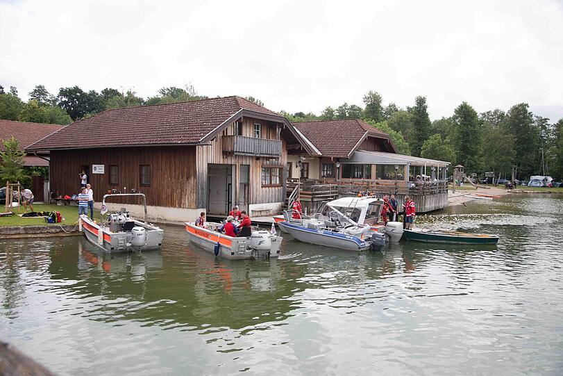 Zahlreiche Wasserwachten sowie Feuerwehr und Notarzt waren im Einsatz, um den gekenterten Angler aus dem Tachinger See zu bergen.
