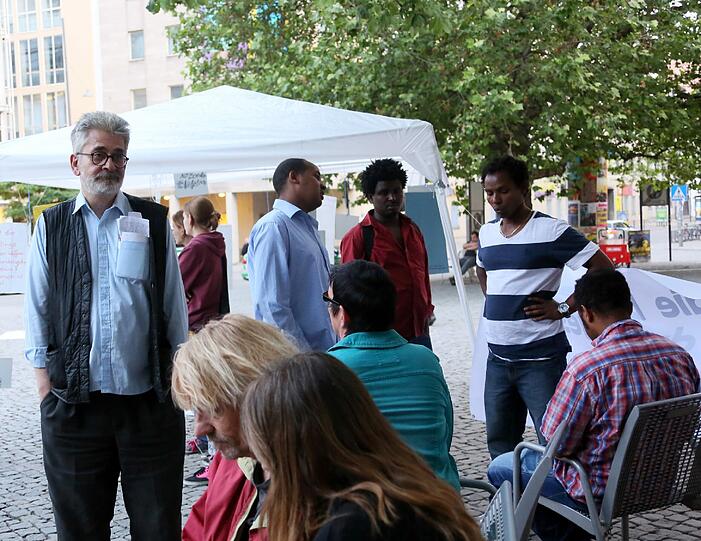 Rund 100 Personen hielten in der Nacht zum Freitag eine Mahnwache zum Thema "kein Mensch ist illegal" ab. Die Bilder vom Rindermarkt.