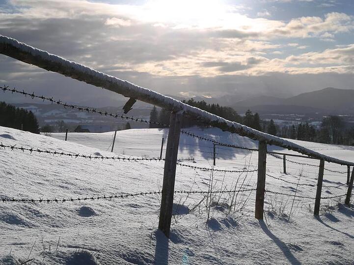Mit Schnee bedeckt zeigt sich das Alpenvorland auf dem Auerberg. Foto: Karl-Josef Hildenbrand/dpa