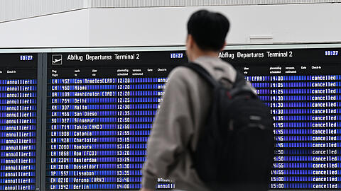 Ein Passagier steht im Münchner Flughafen vor der Anzeigentafel. Der Flughafen München streikt schon einen Tag vor dem großangelegten Warnstreik der am kommenden Montag weite Teile des öffentlichen Verkehrs lahm legt. Betroffen sind der Fernverkehr der Bahn, Flughäfen sowie auch Busse und Bahnen in sieben Bundesländern.