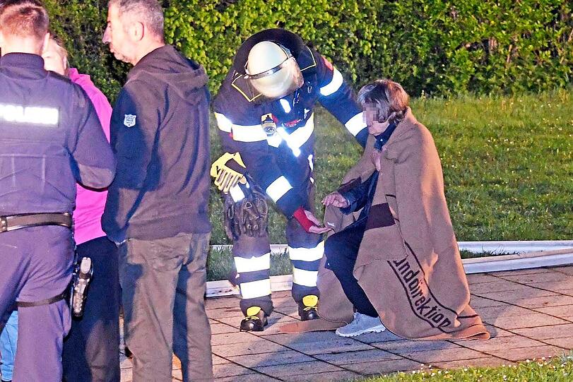 Die Feuerwehr versorgt verletzte Bewohner nach einem Hochhausbrand in Sendling.