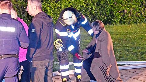 Die Feuerwehr versorgt verletzte Bewohner nach einem Hochhausbrand in Sendling.