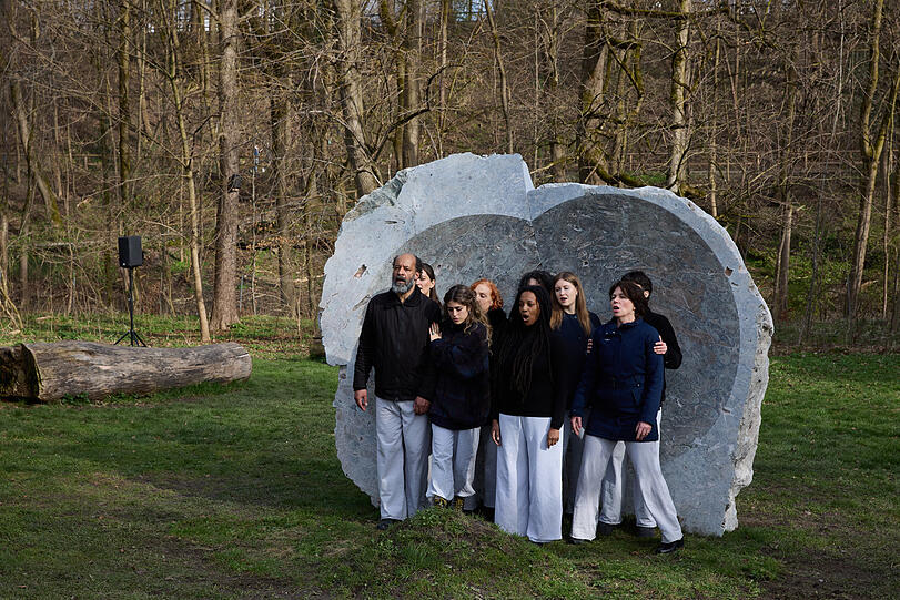 Eine Verbindung aus Performance und Skulptur: Jeden Dienstag ab 17 Uhr singt ein Chor in LinaLapelytes"Copper Lick".