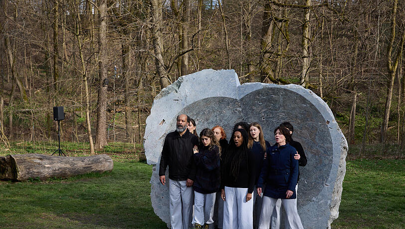 Eine Verbindung aus Performance und Skulptur: Jeden Dienstag ab 17 Uhr singt ein Chor in LinaLapelytes"Copper Lick". Eine Verbindung aus Performance und Skulptur: Jeden Dienstag ab 17 Uhr singt ein Chor in LinaLapelytes"Copper Lick".