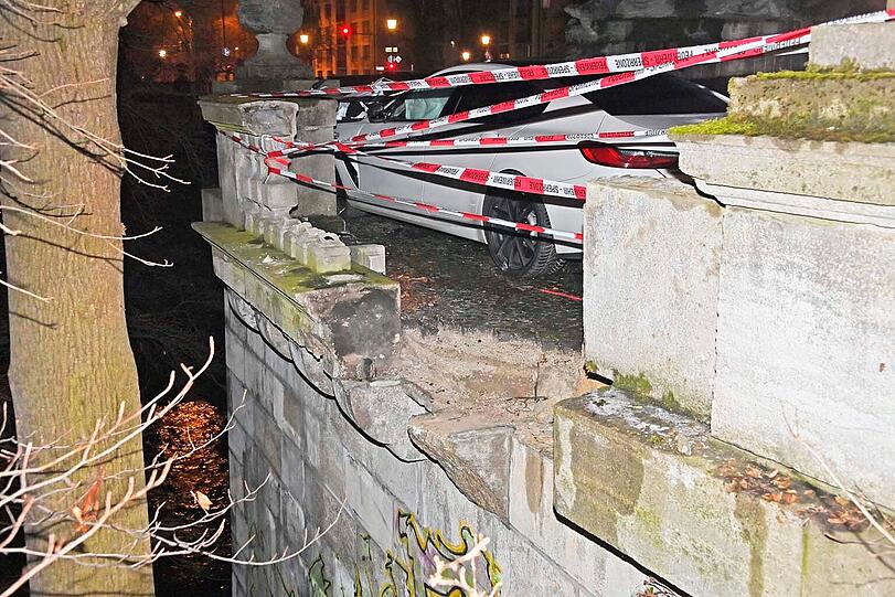 Die Fahrt des Rasers im BMW 850i M endete am massiven steinernen Geländer im Auslauf der Luitpoldbrücke.