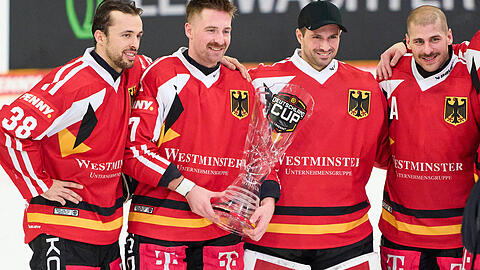 Fabio Wagner, Maximilian Kastner, Mathias Niederberger und Yasin Ehliz (v.l.) beim Deutschland Cup 2025. Zur WM werden aber nur die ersten beiden fahren.