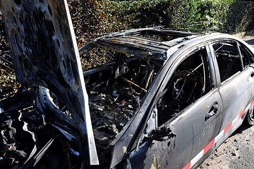 Brandstiftungen in Hamburg: Eines der ausgebrannten Fahrzeuge.