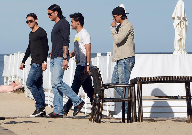 US 5? Nein, DFB-Elf! Ihre Auszeit am Dienstag nutzen Ron-Robert Zieler, Mesut Özil, Ilkay Guendogan, Tim Wiese und Sami Khedira zum Flanieren durch Sopot. Medienwirksam, versteht sich: Auf den ersten Blick könnte man Jogis Jungs für eine Boyband halten.