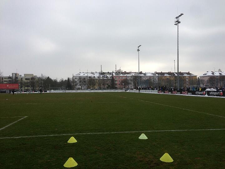 Viele Löwen-Fans freuen sich auf die Rückrunde und lassen sich vom Wetter nicht abschrecken.