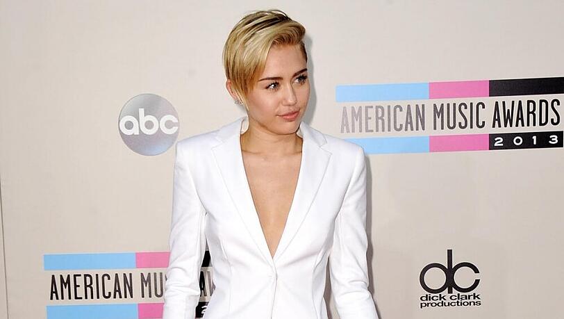 Miley Cyrus ist auf Tour und muss die Bude rocken, dabei ist ihr gerade gar nicht danach zumute - ihr geliebter Hund Floyd ist gestorben. Miley Cyrus ist auf Tour und muss die Bude rocken, dabei ist ihr gerade gar nicht danach zumute - ihr geliebter Hund Floyd ist gestorben.