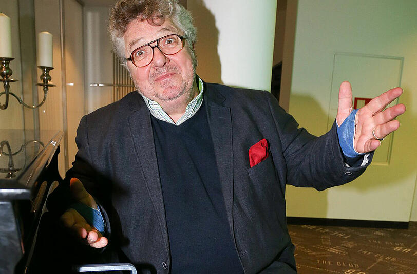 Kann wieder Scherze machen: Michael Schanze zeigt sich mit verbundenen Handgelenken bei dem Eagles-Fest.