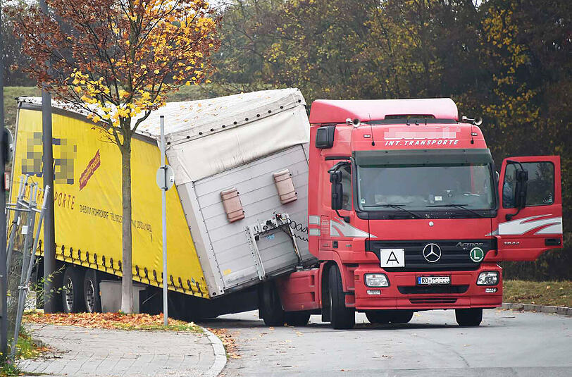 Fast verlor der 40 Tonner seinen Auflieger.