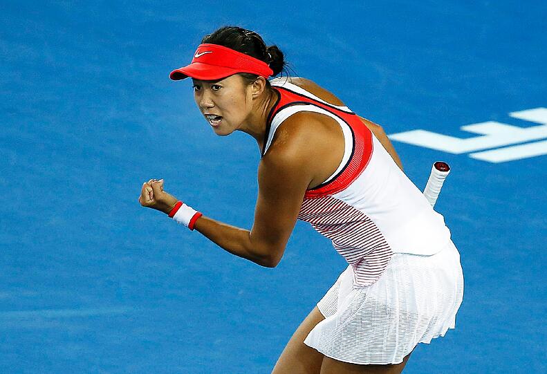 So nah liegen Freud' und Leid im Sport beieinander: die Chinesin Shuai Zhang profitierte im Achtelfinale der Australian Open von der Oberschenkelverletzung ihrer Gegnerin Madison Keys (USA). Die Bilder vom Drama.