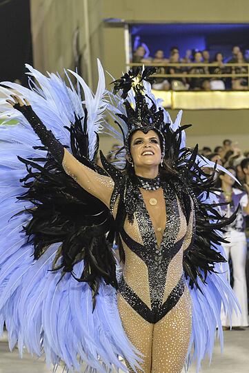 Athletische Tänzer, heiße Rhythmen und kunstvolle Kostüme - die Bilder vom Karneval aus dem Sambadrom in Rio de Janeiro.