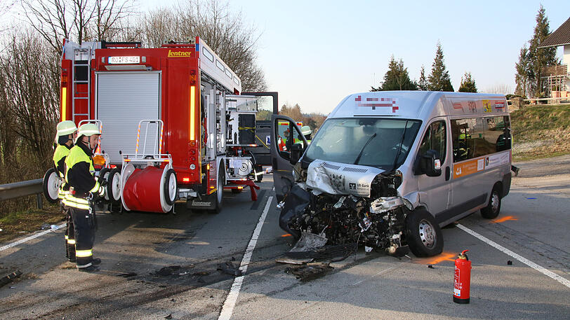 Bilder von der B15 im Landkreis Rosenheim, wo es zum schweren Verkehrsunfall mit einem Toten gekommen ist.